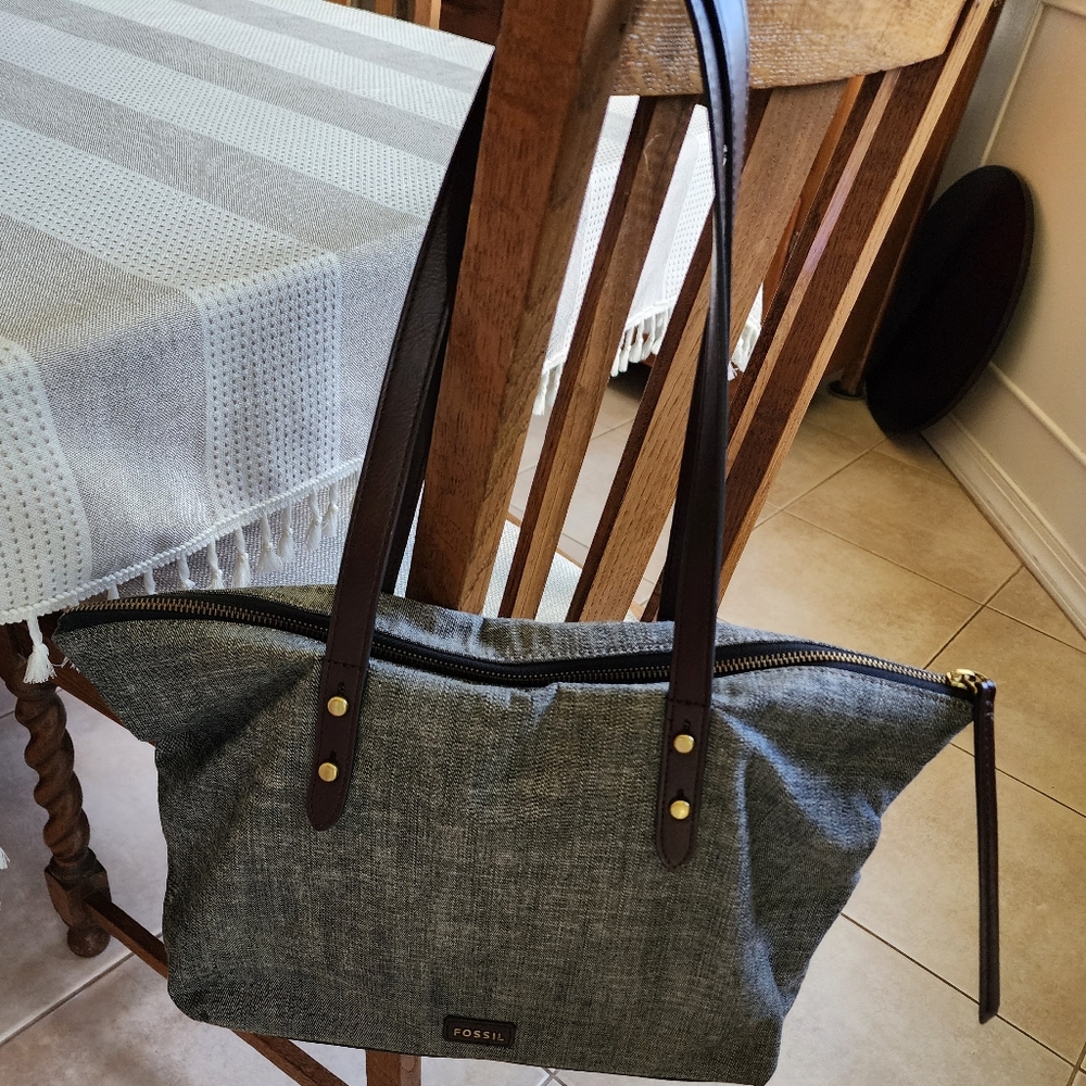 Fossil tote